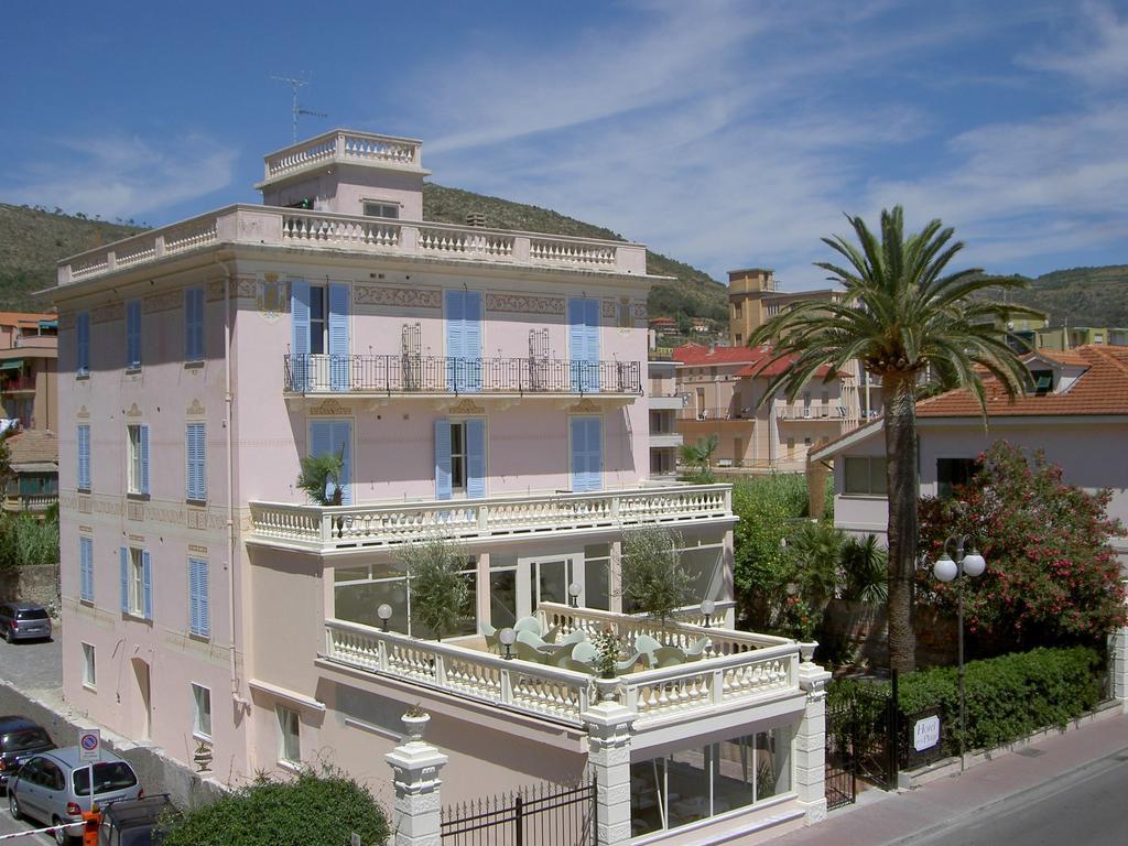 Hotel De La Plage Pietra Ligure Bagian luar foto